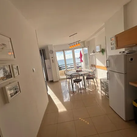 With A Sea View Apartmán *