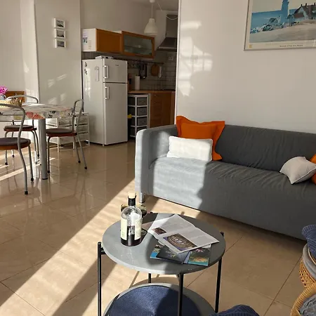 With A Sea View פולה