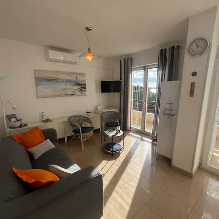 With A Sea View פולה