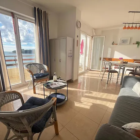With A Sea View * פולה