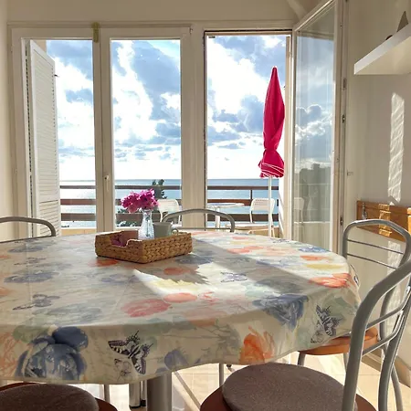 With A Sea View דירה *