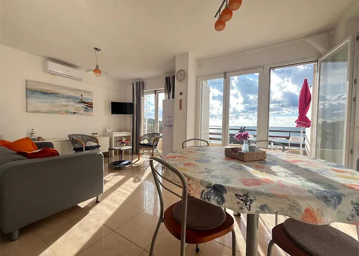 With A Sea View Apartman *