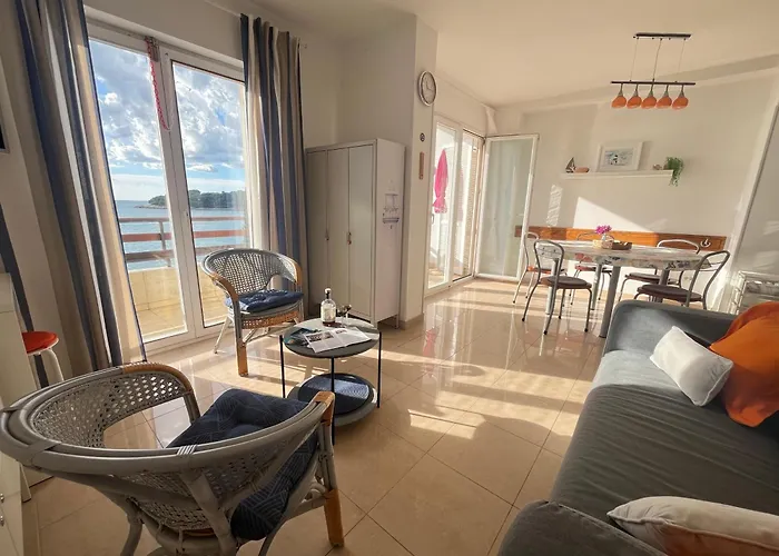 With A Sea View * Póla